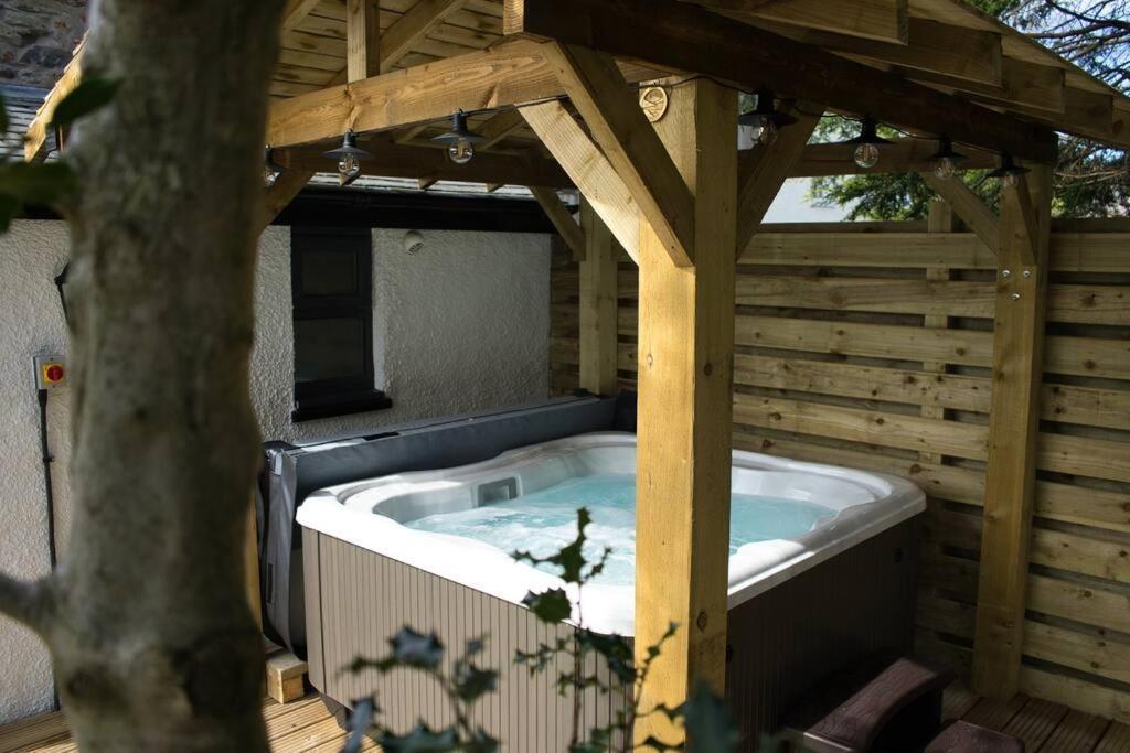 Luxurious Cottage With Hot Tub, Lake District Duddon 외부 사진
